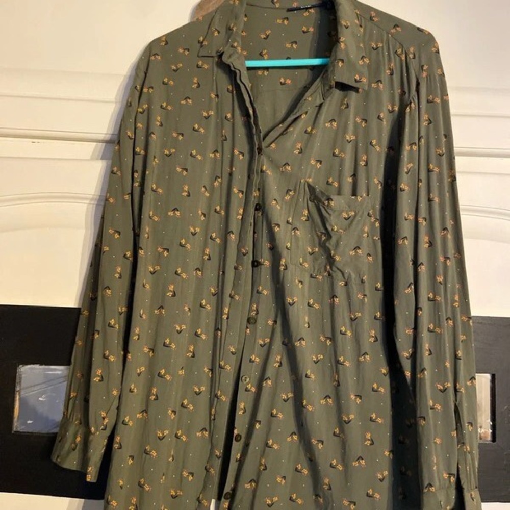 Green Button-Up Shirt With Pattern - image 2